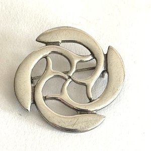 Lovell Design Pin